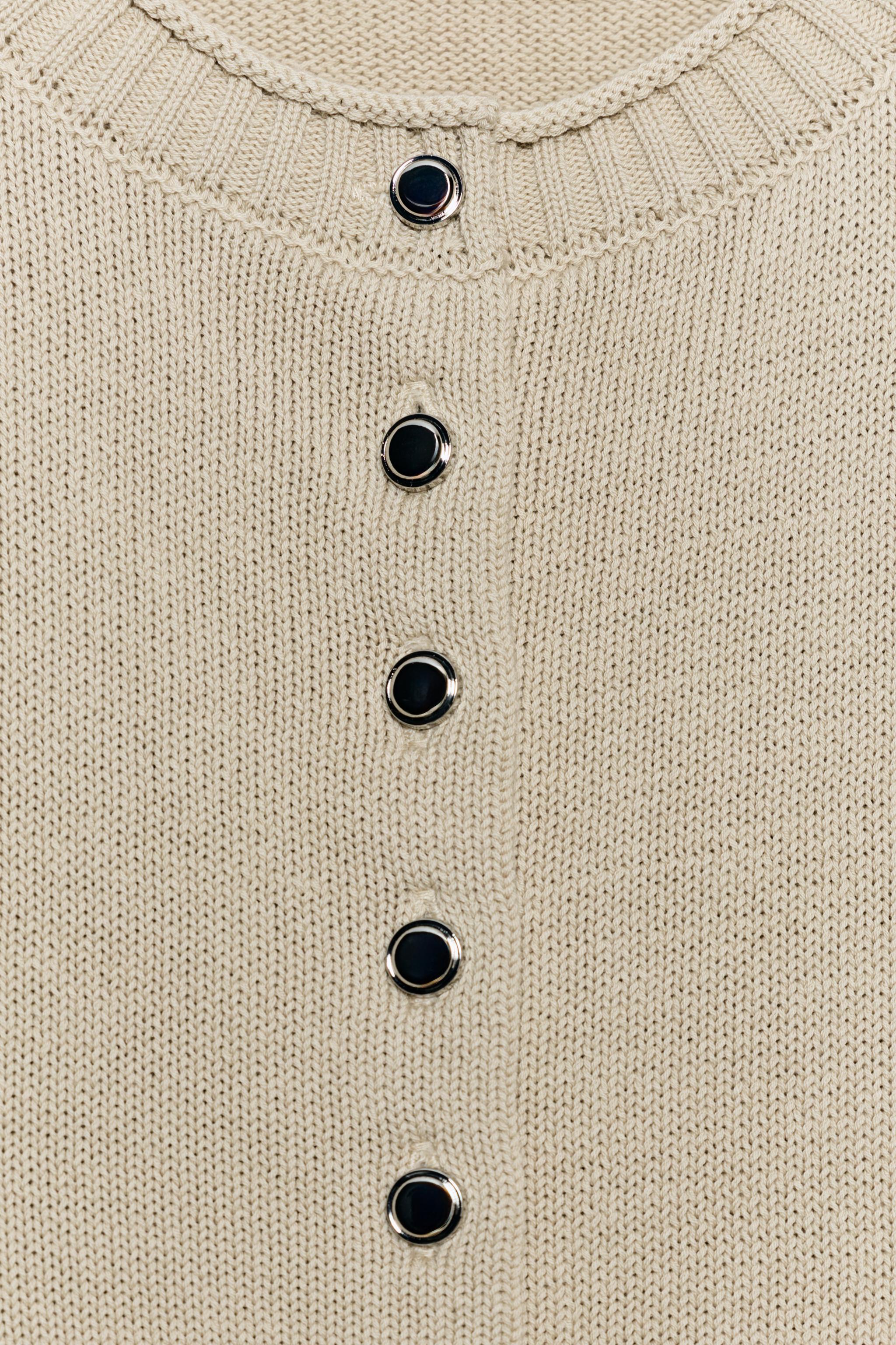 GILET EN MAILLE À BOUTONS MÉTALLIQUES